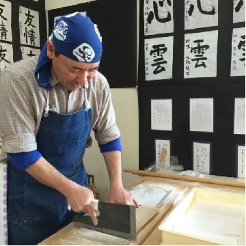 のし上がったお蕎麦を細く切っている写真