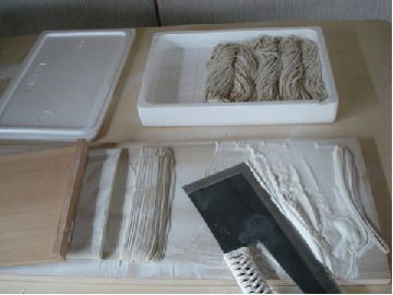 蕎麦切り包丁、まな板、駒板の蕎麦切り作業に必要な道具の写真