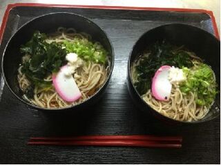 温かいお出汁に入ったお蕎麦の写真