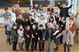 市民団体のメンバーらで記念撮影