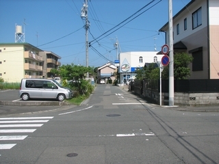 西側から東側に向かって撮影された着手前の道幅が狭い交差点