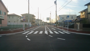 西側から東側に向かって撮影された完成後の道路。道幅が拡張され横断歩道もでき広々とした交差点となっている。