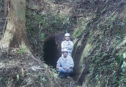 隧道前に立つ2人の男性