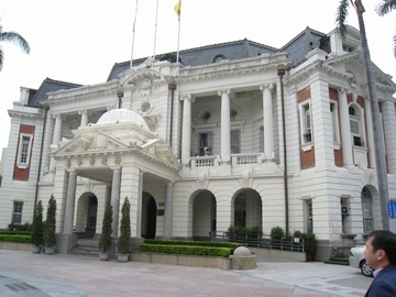 台中市役所。白いお城のような建物