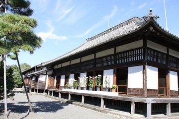 掛川城御殿。青い空の下に広い平屋の御殿