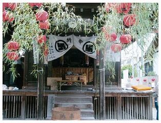 扉が開き提灯と竹で飾られた御開帳の時の十王堂