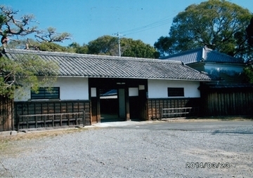 旧山﨑家住宅である松ヶ岡の長屋門