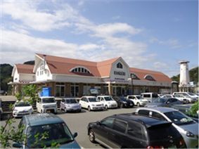 赤い屋根の「道の駅掛川」の外観写真