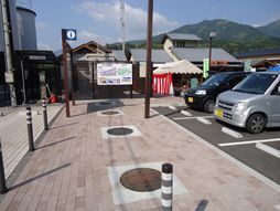 駐車場前の通路に非常用発電設備と災害時用トイレになるマンホールの写真