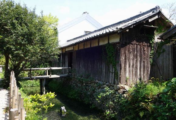 中央にかつて運河と言われた名残の河川。侍屋敷と対岸を木造の橋がつないでいる清水邸船着き場