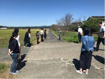 天浜線沿いの田園滑走路を見学する人々