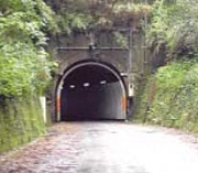 明治28年に開通した青田トンネルの入口