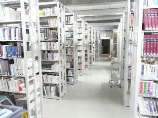 書籍がいっぱい詰まった棚が並んでいる様子の写真