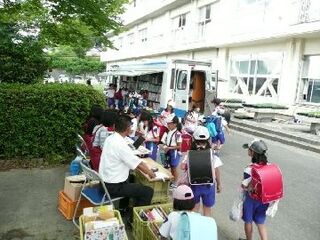 移動図書車にたくさんの子どもたちが借りに来ている様子