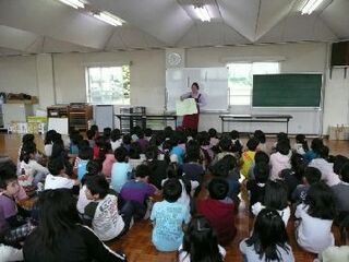 職員が掛川第一小学校の児童の前で本の話をしている様子