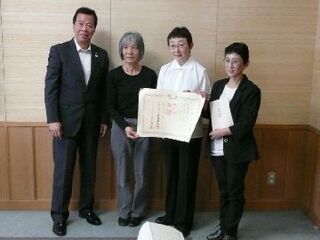 松井市長と一緒に記念写真に写る朗読奉仕団体サークル声の皆さん