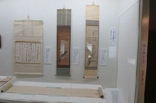 掛け軸や巻物の展示してる様子