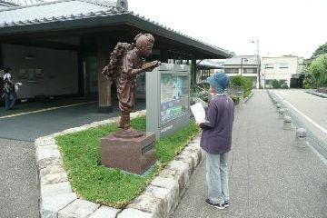 寄贈された銅像を鑑賞している人の様子