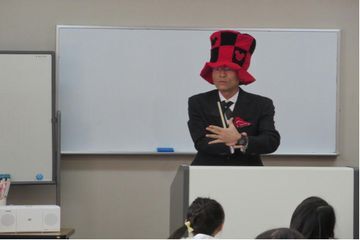 手品を教えている講師と受講生の皆さんの様子