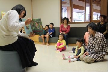 小さな子どもやご家族の方が掛川西高生の読み聞かせを聞いている様子