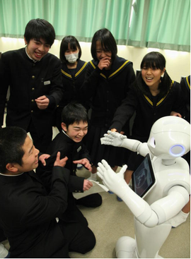 Pepperの周りで生徒たちが笑顔でコミュニケーションしている写真
