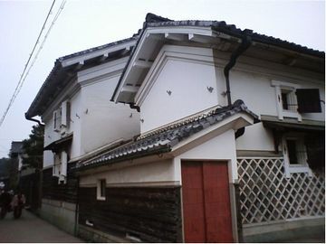 近江商人屋敷の外観。白い壁と舟板塀の外観。