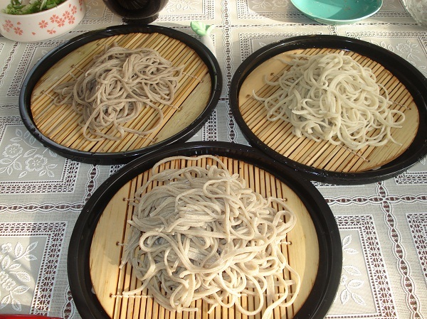 三枚のざるそばの画像