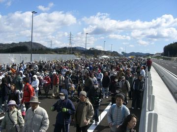 開通直前の高速道路でウォーキングを楽しむ大勢の参加者