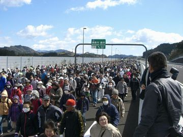 大勢の参加者とその様子を取材しているカメラを持った人