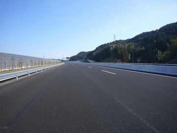 まっすぐに伸びる高速道路と右手には山がつづく