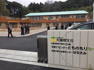 子育てセンターとものもり（上屋敷）の正門前から撮影した写真