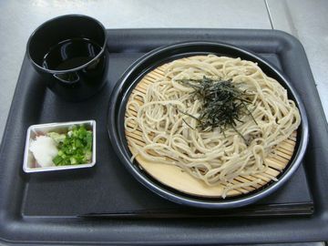 お盆に乗ったざるそばとつゆと薬味