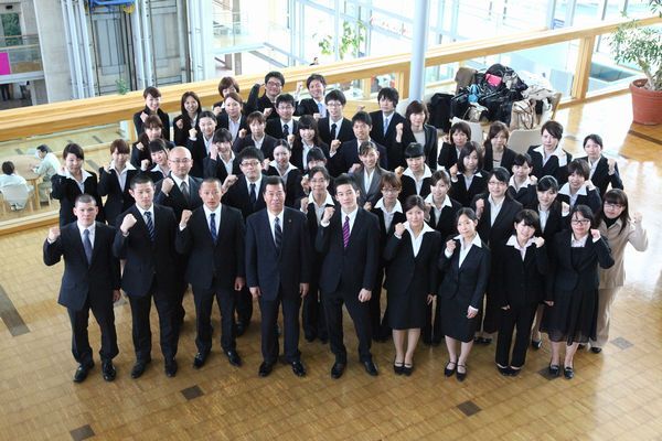 松井市長（中央手前）と新規採用職員たち