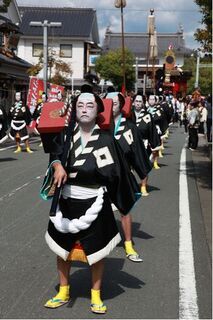 大名行列を模した市民ら