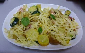 自分で収穫したズッキーニとベーコン、新ジャガイモ、タマネギ、ナスとのチーズ焼きの写真