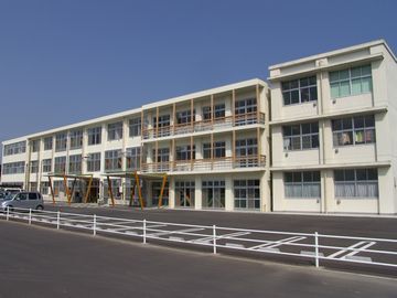 学校のような外観の掛川市総合福祉センター・あいりーな全景写真