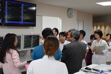 医師、看護師らが集まり、モニターを見て話をしている様子