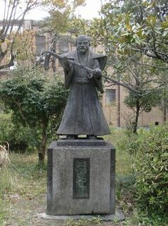 報徳社本社の中庭に建てられた二宮尊徳の像の画像