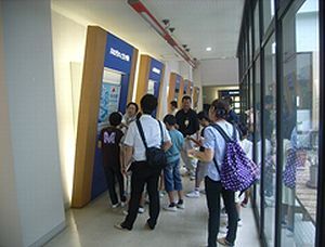 市内小学生の見学で展示物を見ている様子