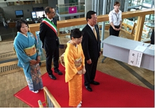 姉妹都市イタリア・ペーザロ市との音楽文化の交流でスーツの男性と着物を着た女性が2組縦に並んでいる様子