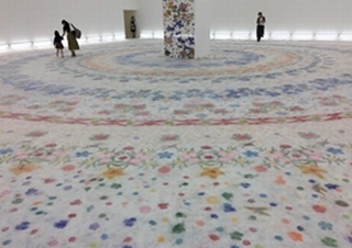 床一面にいくつもの色とりどりの円状のデザインがされている作品