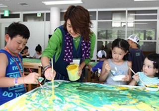 子どもたちと一緒に色を付けている様子