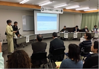 参加者がいすに座って話を聞いている様子