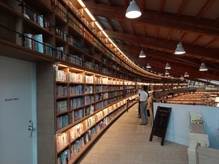 武雄市図書館内の画像で、見上げるような書架がずらりと並んでいる