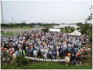 「森の防波堤づくり植樹祭」に訪れた参加者ら