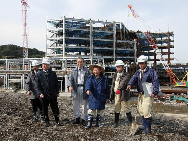 植樹祭の事前調査来られた宮脇昭先生と現場責任者ら