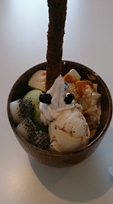 ソフトクリーム、アイスクリーム、白玉等が入った美味しそうなデザート