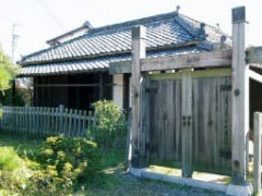 木製の門扉と横須賀町番所の外観写真。