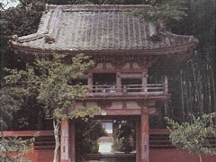 朱塗りの窓泉寺山門は2層の造りになっている