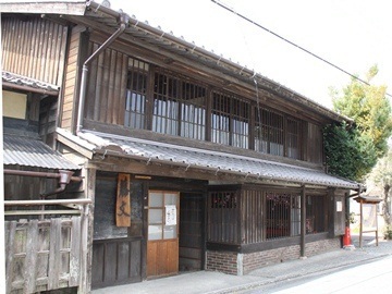 2階建ての伊藤文七の自宅「藤文」